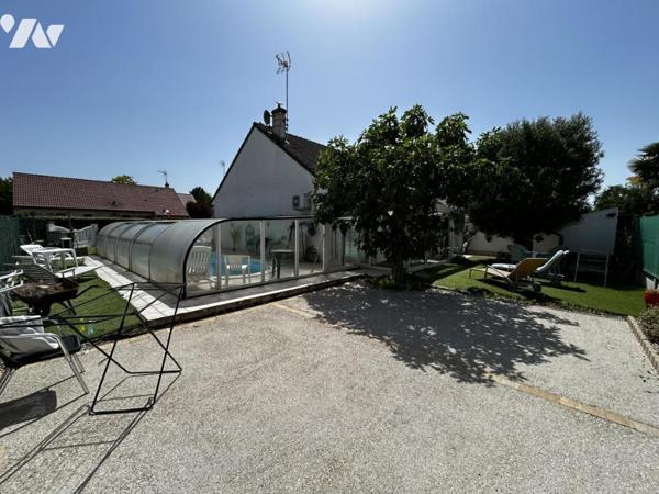 Maison familiale avec véranda, piscine couverte et panneaux solaires