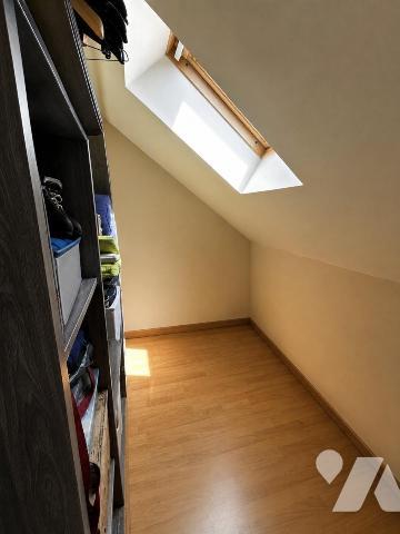 Maison familiale avec véranda, piscine couverte et panneaux solaires