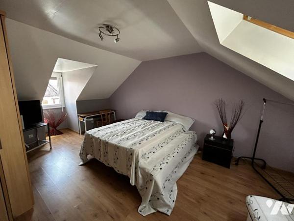 Maison familiale avec véranda, piscine couverte et panneaux solaires