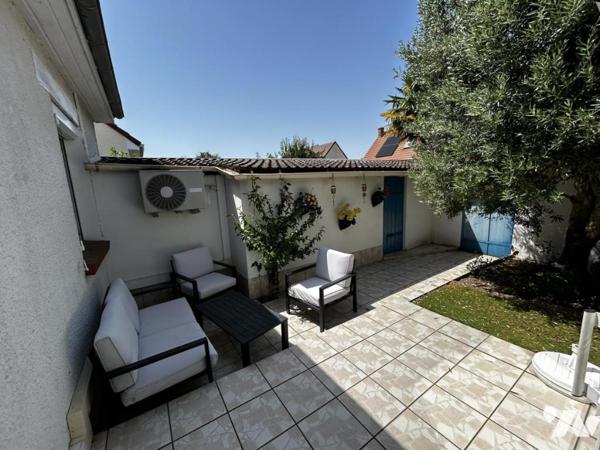 Maison familiale avec véranda, piscine couverte et panneaux solaires