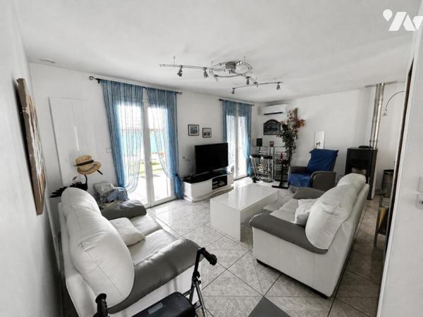 Maison familiale avec véranda, piscine couverte et panneaux solaires