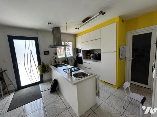 Maison familiale avec véranda, piscine couverte et panneaux solaires