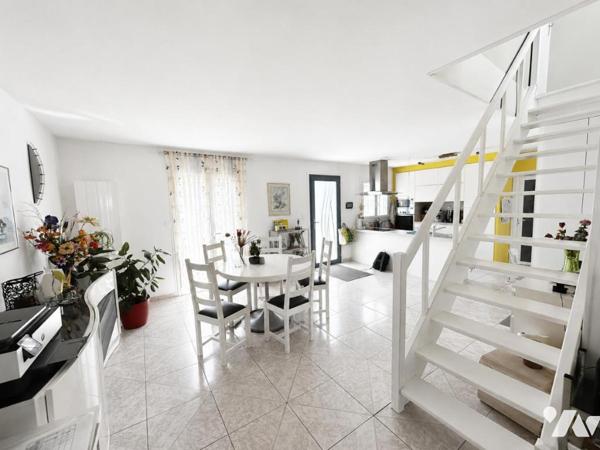 Maison familiale avec véranda, piscine couverte et panneaux solaires