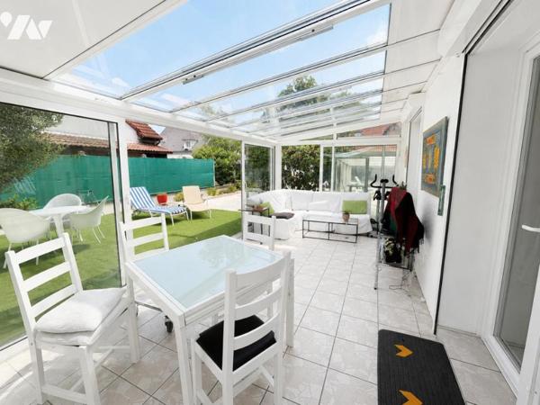 Maison familiale avec véranda, piscine couverte et panneaux solaires