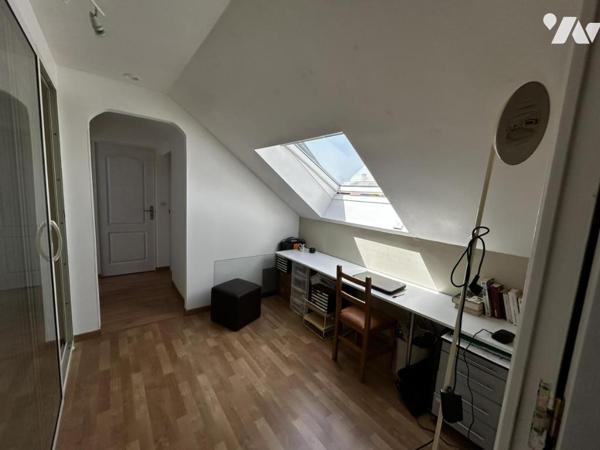 Maison familiale avec véranda, piscine couverte et panneaux solaires