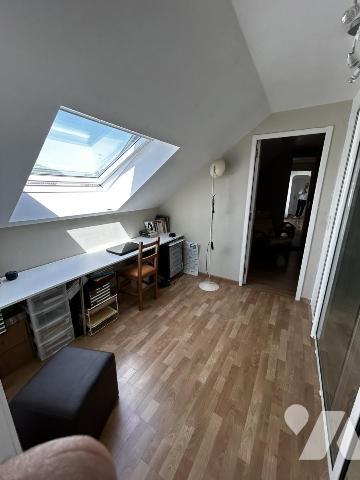 Maison familiale avec véranda, piscine couverte et panneaux solaires