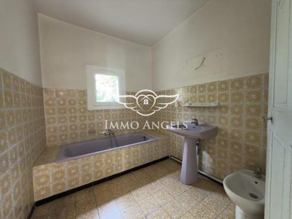 Mas à rénover 168 m2 sur 690 m2 de terrrain, en campagne.