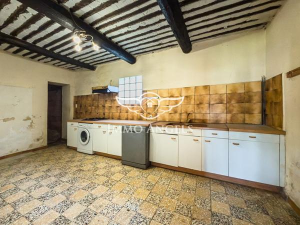 Mas à rénover 168 m2 sur 690 m2 de terrrain, en campagne.