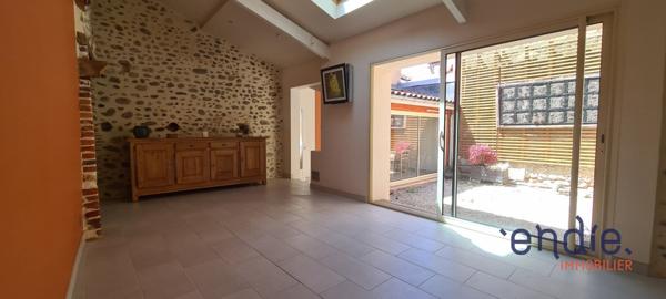 Maison de ville spacieuse avec patio, véranda et potentiel d’aménagement.