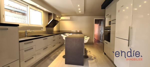 Maison de ville spacieuse avec patio, véranda et potentiel d’aménagement.