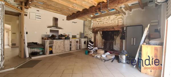Maison de ville spacieuse avec patio, véranda et potentiel d’aménagement.