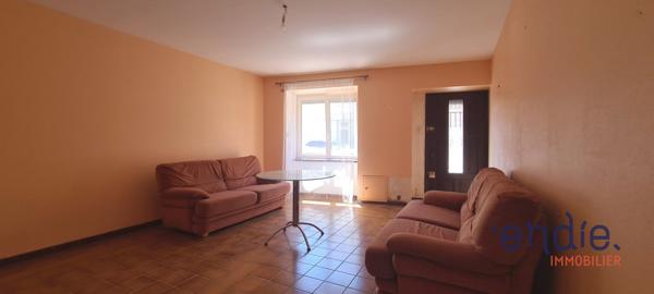 Maison de ville spacieuse avec patio, véranda et potentiel d’aménagement.