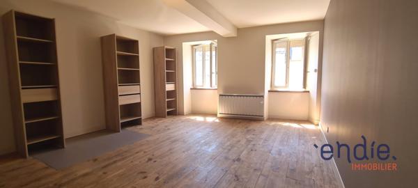 Maison de ville spacieuse avec patio, véranda et potentiel d’aménagement.