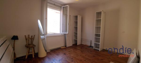 Maison de ville spacieuse avec patio, véranda et potentiel d’aménagement.