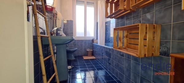 Maison de ville spacieuse avec patio, véranda et potentiel d’aménagement.