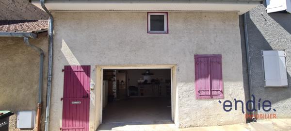 Maison de ville spacieuse avec patio, véranda et potentiel d’aménagement.