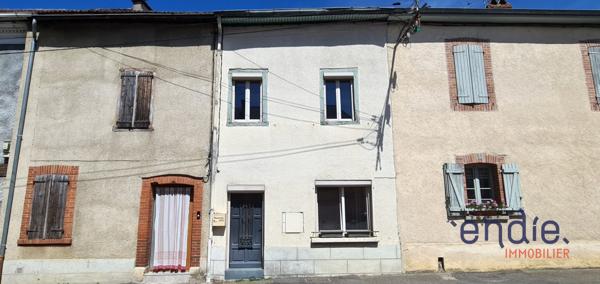 Maison de ville spacieuse avec patio, véranda et potentiel d’aménagement.