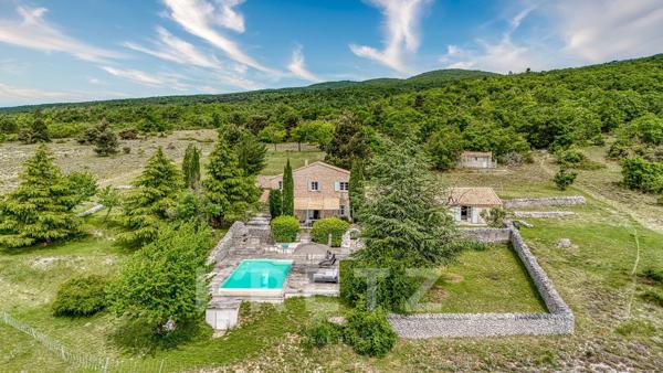 Domaine rénové de plus de 260m2 – 20 ha – Vue exceptionnelle – Montagne de Lure