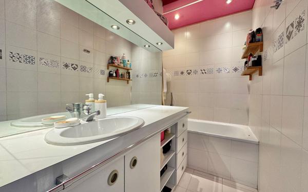 Appartement à vendre    4 pièces • 83,41 m2 Marseille 9