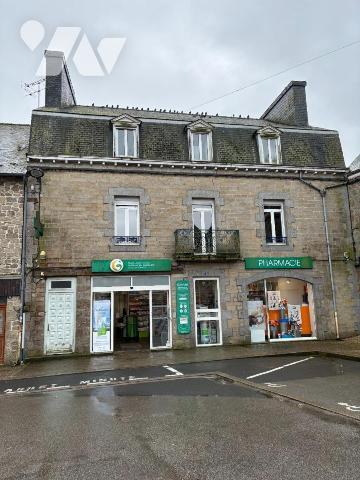 Murs de pharmacie au coeur du bourg