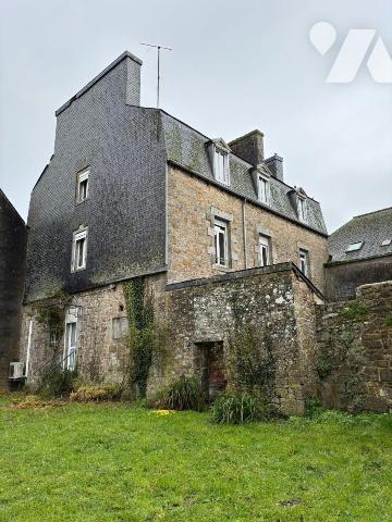 Murs de pharmacie au coeur du bourg