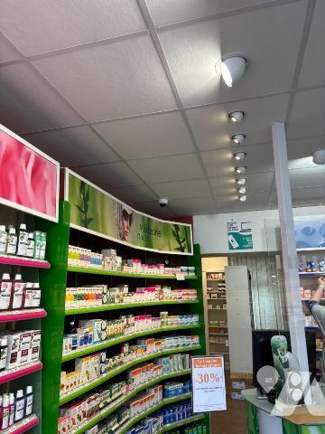 Murs de pharmacie au coeur du bourg