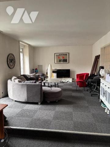 Murs de pharmacie au coeur du bourg