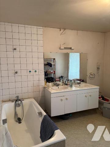 Murs de pharmacie au coeur du bourg