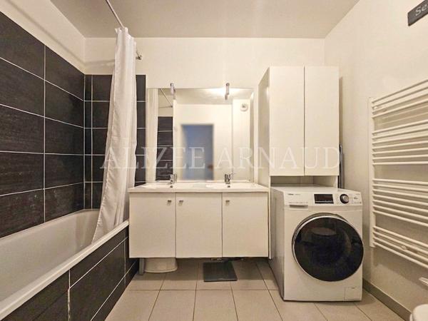Appartement
         4 pièces
        - 90 m² Exclusivité 570 000 € *