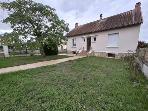 NAINTRÉ – Ensemble immobilier avec deux maisons, dépendances et accès au Clain