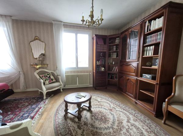 NAINTRÉ – Ensemble immobilier avec deux maisons, dépendances et accès au Clain