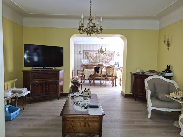NAINTRÉ – Ensemble immobilier avec deux maisons, dépendances et accès au Clain