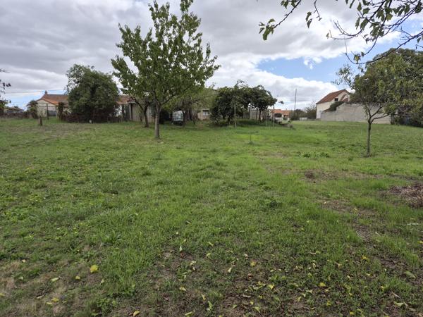 NAINTRÉ – Ensemble immobilier avec deux maisons, dépendances et accès au Clain