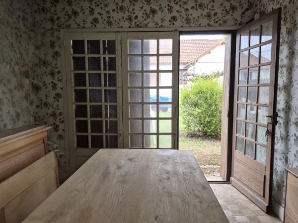 NAINTRÉ – Ensemble immobilier avec deux maisons, dépendances et accès au Clain