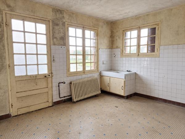 NAINTRÉ – Ensemble immobilier avec deux maisons, dépendances et accès au Clain