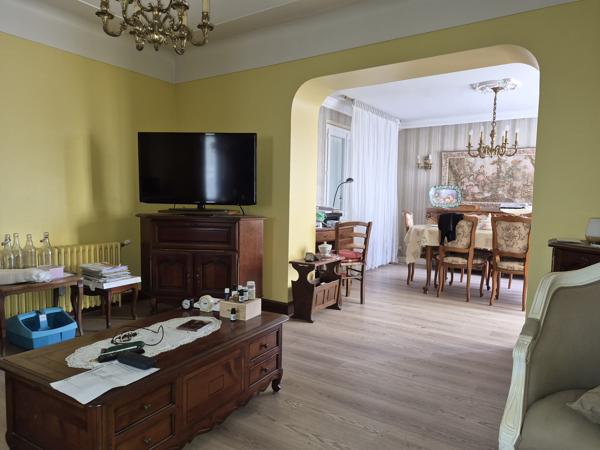 NAINTRÉ – Ensemble immobilier avec deux maisons, dépendances et accès au Clain