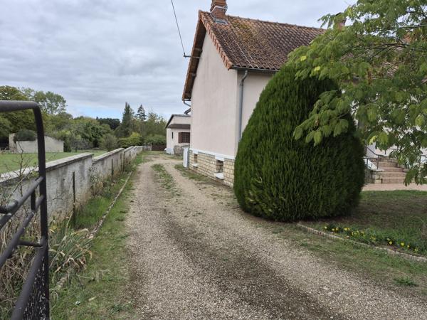 NAINTRÉ – Ensemble immobilier avec deux maisons, dépendances et accès au Clain