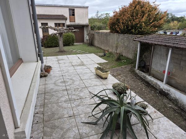 NAINTRÉ – Ensemble immobilier avec deux maisons, dépendances et accès au Clain