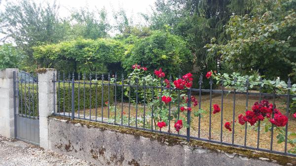 Belle Maison sur sous-sol complet de 107 m² habitable et à remettre à votre goût avec Terrasse, Cour, Dépendance et Terrain de 479 m²