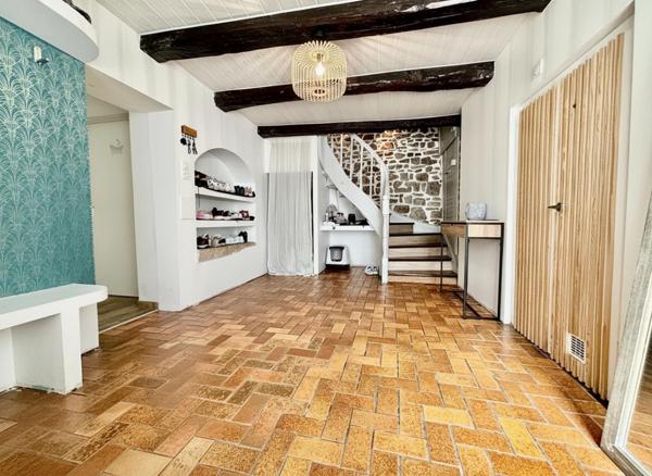 Maison en pierre avec piscine , 125 m² , Jardin sans vis-à-vis