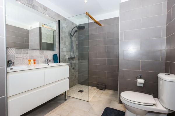 A VENDRE APPARTEMENT T2 EN BORD DE MER À GRAND CASE - SAINT MARTIN