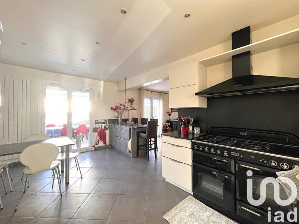 Maison traditionnelle 6 pièces de 136 m² à Lésigny (77150)