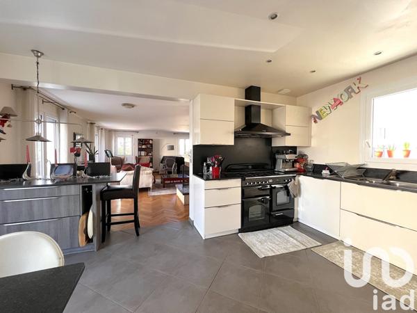 Maison traditionnelle 6 pièces de 136 m² à Lésigny (77150)