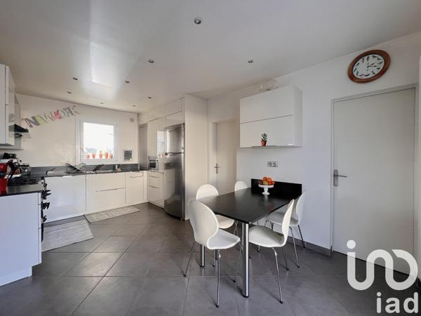 Maison traditionnelle 6 pièces de 136 m² à Lésigny (77150)