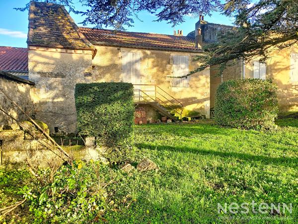 A Vendre Maison de Maître à rénover de 266 m² avec garages et jardin clôturé au centre de Condom