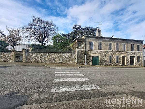 A Vendre Maison de Maître à rénover de 266 m² avec garages et jardin clôturé au centre de Condom