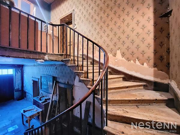 A Vendre Maison de Maître à rénover de 266 m² avec garages et jardin clôturé au centre de Condom