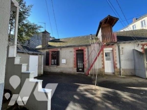 Maison en fond de cour de Copropriété - A rénover  - possibilité de diviser
caveaux. 
Impasse privée