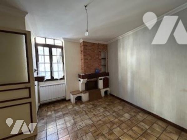Maison en fond de cour de Copropriété - A rénover  - possibilité de diviser
caveaux. 
Impasse privée