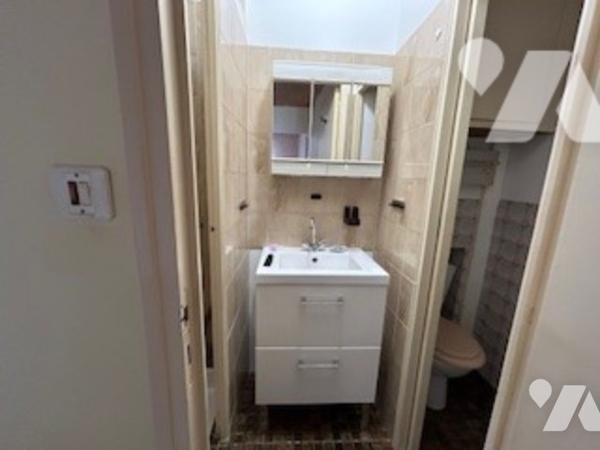 Maison en fond de cour de Copropriété - A rénover  - possibilité de diviser
caveaux. 
Impasse privée